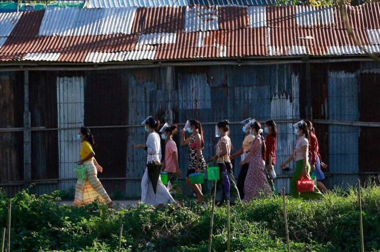 စက်ရုံပိတ်သိမ်းခဲ့လို့ အလုပ်လက်မဲ့ဖြစ်နေတဲ့ အလုပ်သမားတွေ အလုပ်သစ်ရဖို့ခက်ခဲနေ