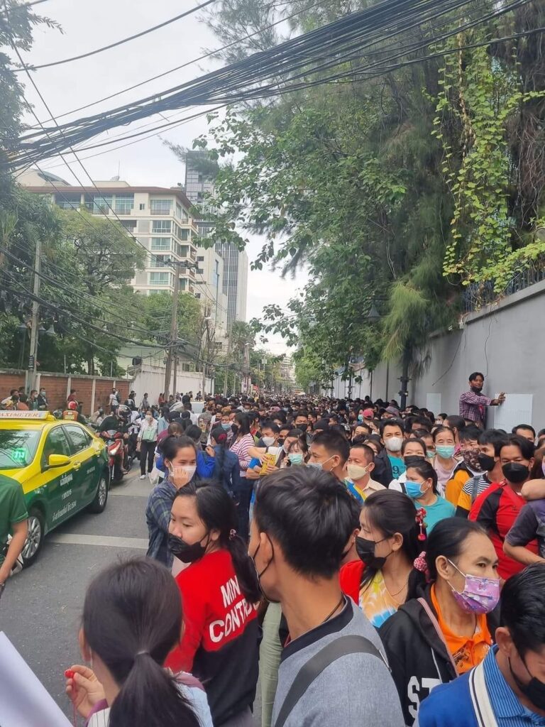 ဘန်ကောက်က မြန်မာသံရုံးမှာ ပတ်စ်ပို့သက်တမ်းတိုး တန်းစီသူ ထောင်နဲ့ချီရှိ