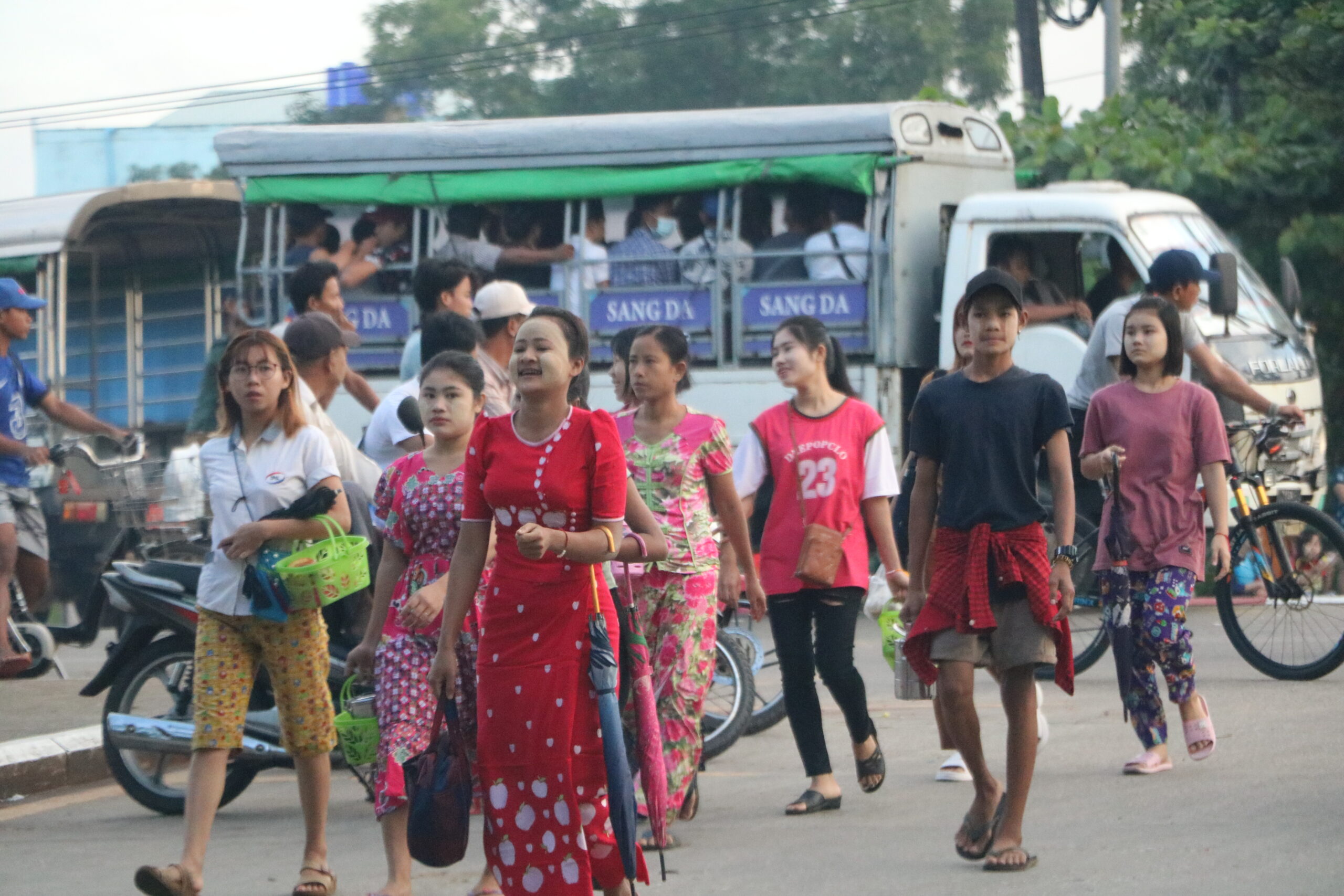စက်ရုံတွေမှာ နေ့စားအလုပ်သမားခန့်တာတွေပိုများလာ