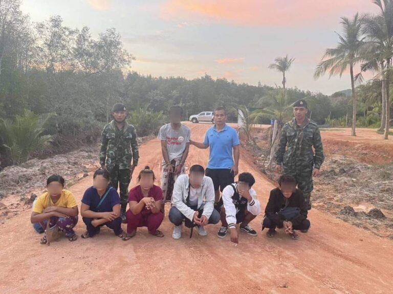စိတ်ကြွဆေးပြားကို လုပ်အားခနဲ့လဲပြီး လူပို့တဲ့ပွဲစားတစ်ဉီးအပါအဝင် တရားမဝင်မြန်မာ ၁၀ ဉီးကို ထိုင်းစစ်တပ်ဖမ်းဆီးမိ