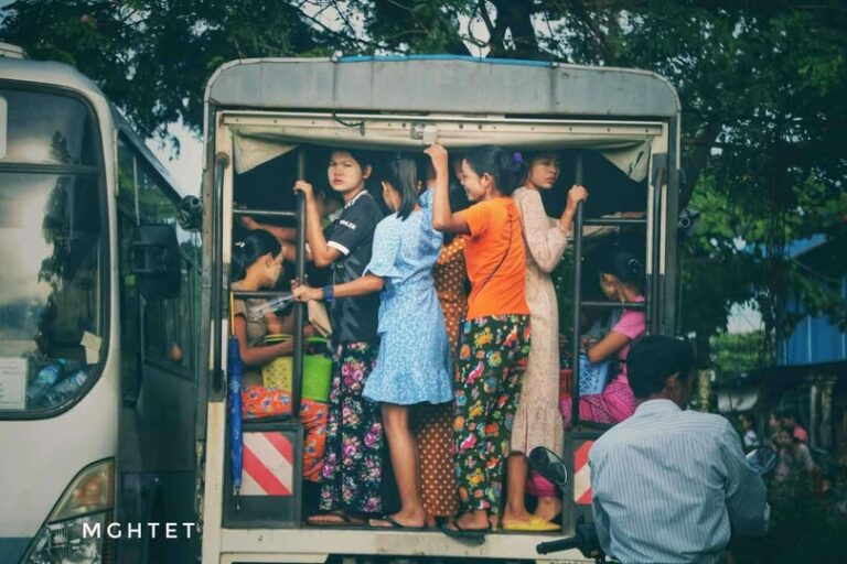 ရန်ကုန်မှာ စက်ရုံလုပ်သားတချို့လစာမလောက်လို့ မှတ်ပုံတင်ပေါင်ပြီး စားသောက်ရေးဖြေရှင်းနေရ