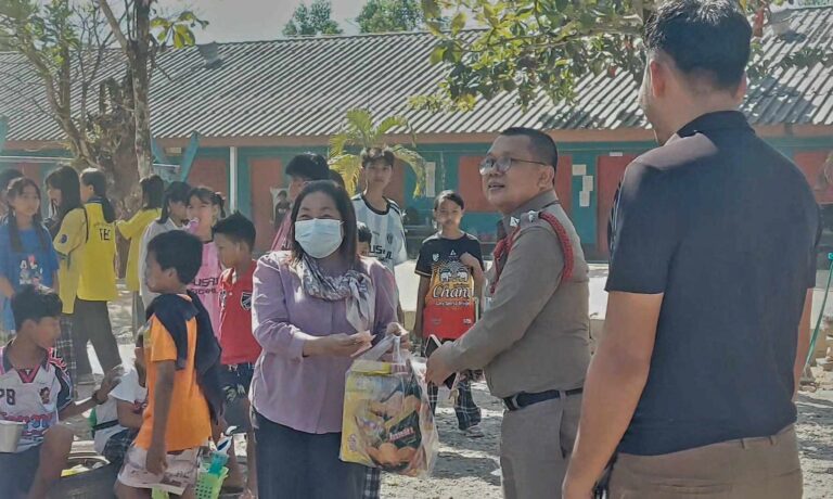 ထိုင်းနိုင်ငံကလေးများနေ့ကို ထိုင်းအစိုးရစာသင်ကျောင်းများနှင့် မြန်မာရွှေ့ပြောင်းကျောင်းတွေမှာ ကျင်းပပြုလုပ်