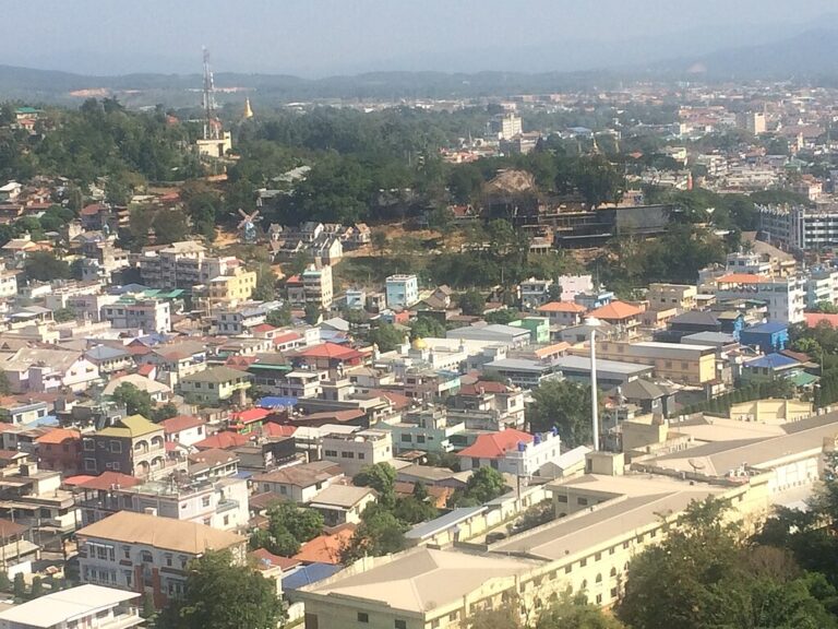 မဲဆောက်မြို့ရှိ ရွှေ့ပြောင်းကျောင်းတွင် ကျောင်းဆရာတစ်ဦးက ကလေးငယ်များအား လိင်အမြတ်ထုတ်