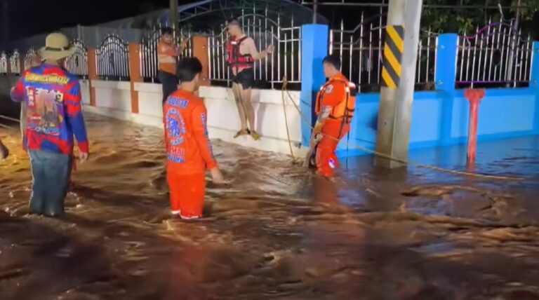 ထိုင်းတွင် အမျိုးသားတစ်ဦး ရေကြီးချိန် ဆိုင်ကယ်မောင်းရင်း မျောပါသေဆုံး